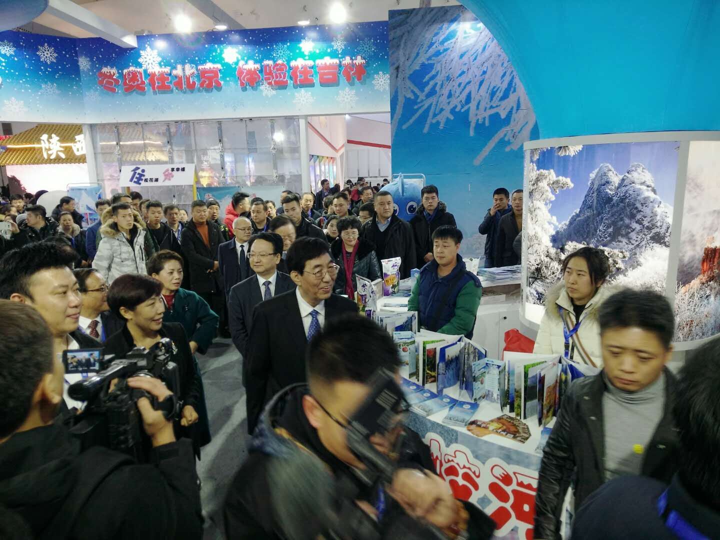 省委书记到蛟河展台前参观