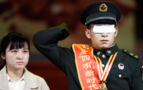 2019年1月25日，陆军首届“四有”新时代革命军人标兵颁奖仪式现场，标兵、扫雷英雄杜富国举起断臂向战友敬礼。