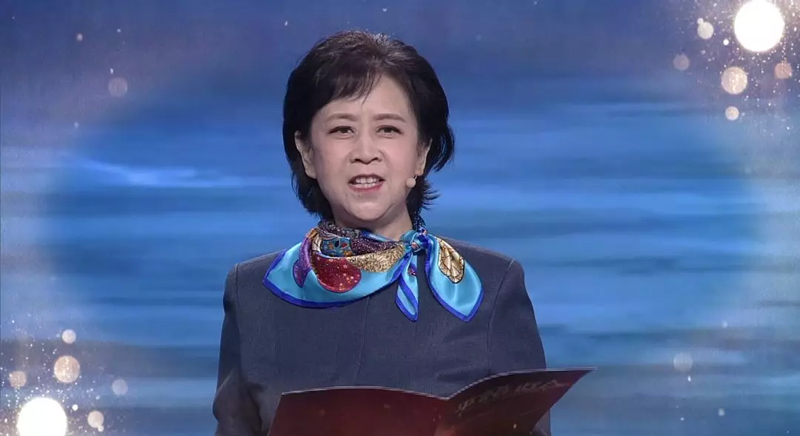 播音员主持人诵读经典。