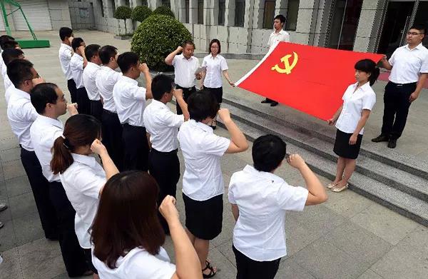 河北省文安县部分党员在“三严三实”主题党课活动中重温入党誓词（2015年6月29日摄）。新华社记者 李晓果 摄