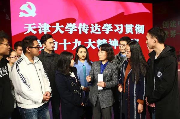 十九大代表、天津大学药学院党委书记冯翠玲（前右三）返津后在天津大学举行首场十九大精神宣讲会，会后与听众交流学习感想（2017年10月26日摄）。新华社发