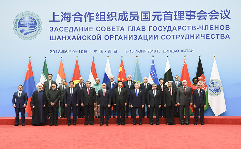6月10日，上海合作组织成员国元首理事会第十八次会议在青岛国际会议中心举行。国家主席习近平主持会议并发表重要讲话。这是会前，习近平同与会各方在迎宾厅集体合影。