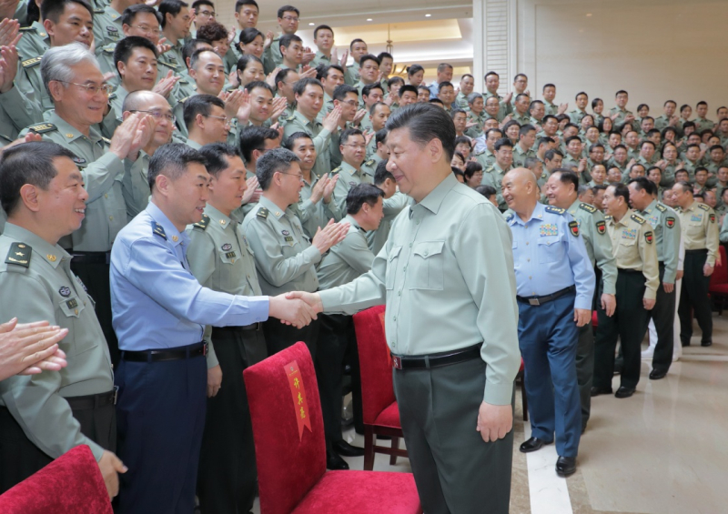 5月16日上午，中共中央总书记、国家主席、中央军委主席习近平视察军事科学院，代表党中央和中央军委，对军事科学院第八次党代表大会的召开表示热烈的祝贺，向军事科学院全体同志致以诚挚的问候。这是习近平亲切接见军事科学院第八次党代会代表。