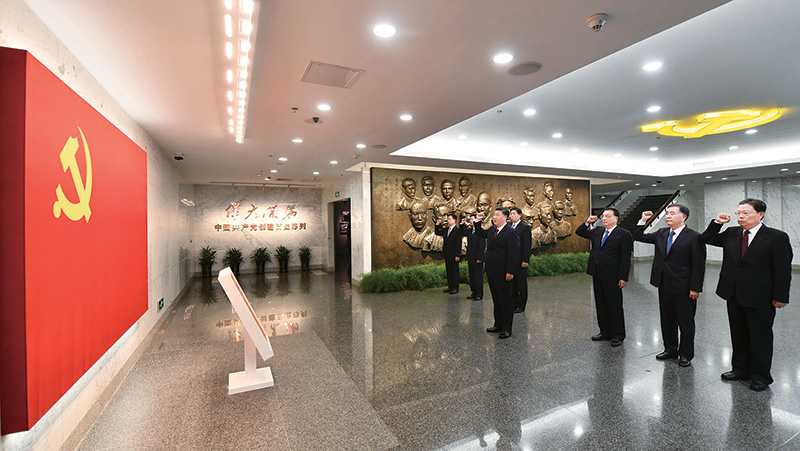 2017年10月31日，中共中央总书记、国家主席、中央军委主席习近平带领中共中央政治局常委李克强、栗战书、汪洋、王沪宁、赵乐际、韩正，瞻仰上海中共一大会址和浙江嘉兴南湖红船。这是31日上午，在上海中共一大会址纪念馆，习近平带领其他中共中央政治局常委同志一起重温入党誓词。