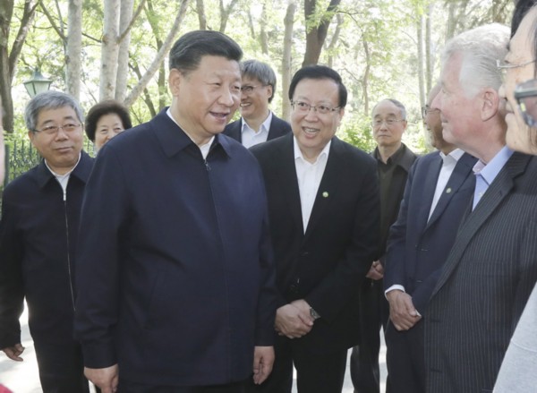 　　5月2日，中共中央总书记、国家主席、中央军委主席习近平来到北京大学考察。这是习近平在北京大学临湖轩北侧的小庭院看望部分资深教授和中青年教师代表，并同他们亲切交谈。新华社发（盛佳鹏 摄）