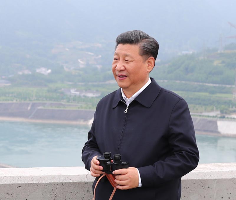 4月26日下午，中共中央总书记、国家主席、中央军委主席习近平在武汉主持召开深入推动长江经济带发展座谈会并发表重要讲话。这是座谈会前，习近平于24日下午在三峡大坝坝顶察看三峡工程和坝区周边生态环境。