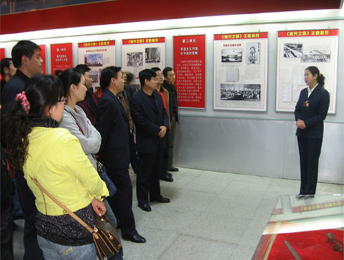 为推动“讲党性、重品行、作表率”活动开展，4月25日下午，丰满区委组织部组织全体机关干部参观市《复兴之路》大型公益性主题展览。通过参观使同志们深刻地了解到，自1840年以来，中国各阶层人民为实现民族复兴而进行的不懈探索，特别是中国共产党带领全国各族人民争取民族独立、人民解放、国家富强的光辉历程。